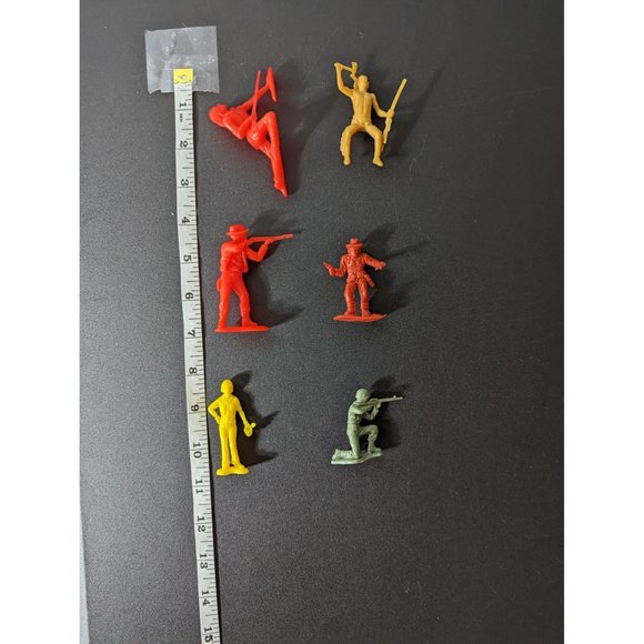Lot of Cowboys Indians Soldiers Toy Figurines - Picture 2 of 3